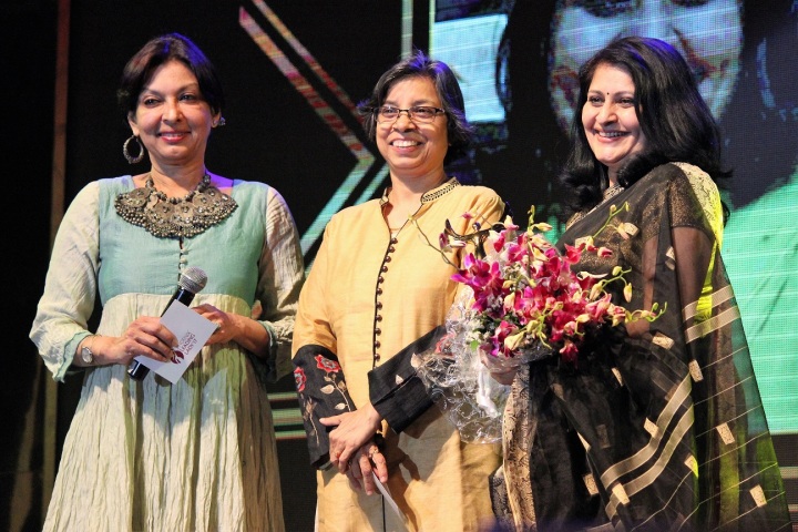 mallika-sarabhi-and-commisioner-of-police-rashmi-shukla-felicitating-one-of-the-awardee